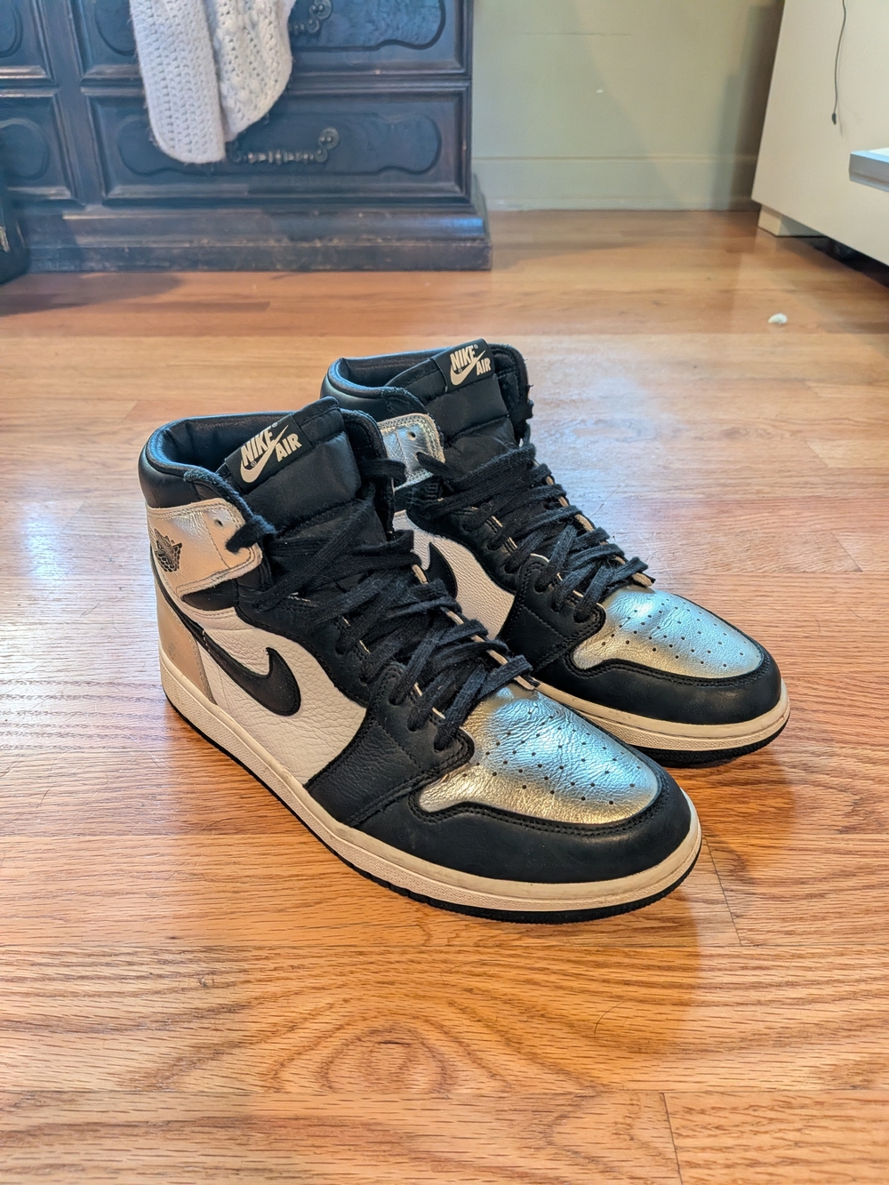 Nike Air Jordan AJ1 High Top Sneakers Black & Metallic Silver Size 10.5 Men's - Picture 5 of 5